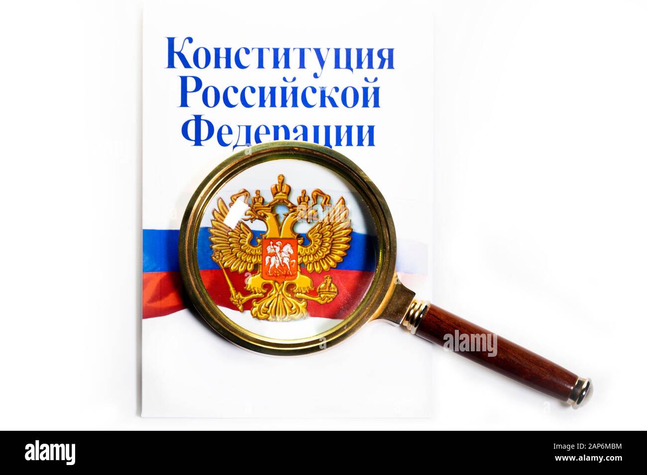 Broschüre "Verfassung der Russischen Föderation unter die Lupe nimmt. Stockfoto