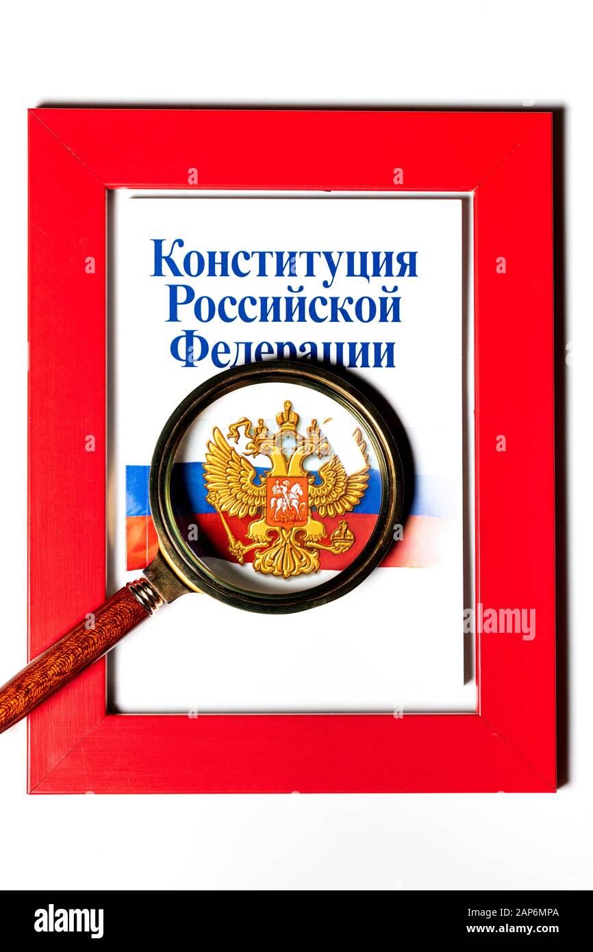 Broschüre "Verfassung der Russischen Föderation unter der Lupe in einem roten Rahmen auf weißem Hintergrund Stockfoto