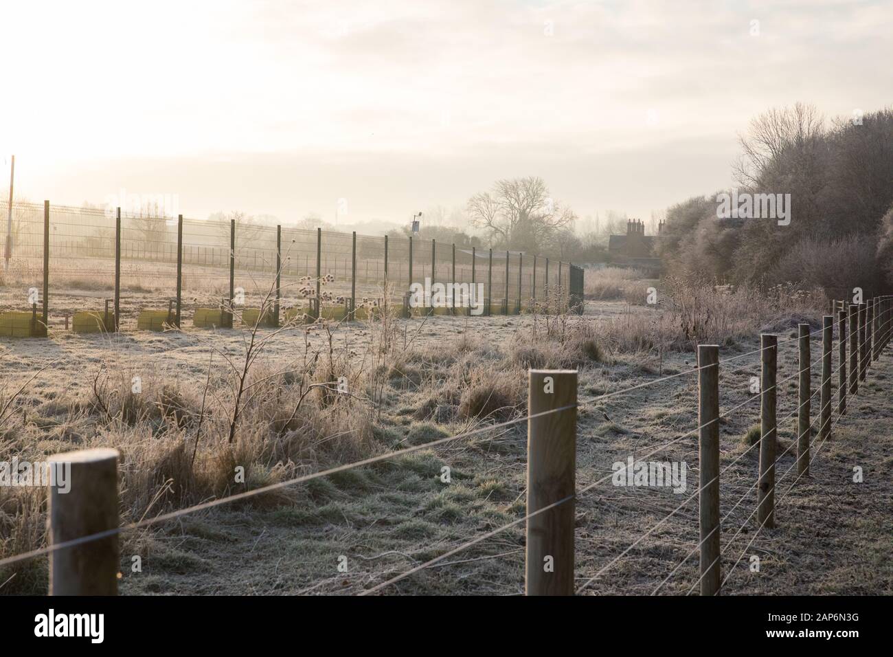 Harefield, UK. 21. Januar, 2020. Die Sonne geht hinter Zäunen und eine Überwachungskamera an Land in der Colne Valley für den HS2 high-speed Rail Link bezeichnet. Credit: Mark Kerrison/Alamy leben Nachrichten Stockfoto