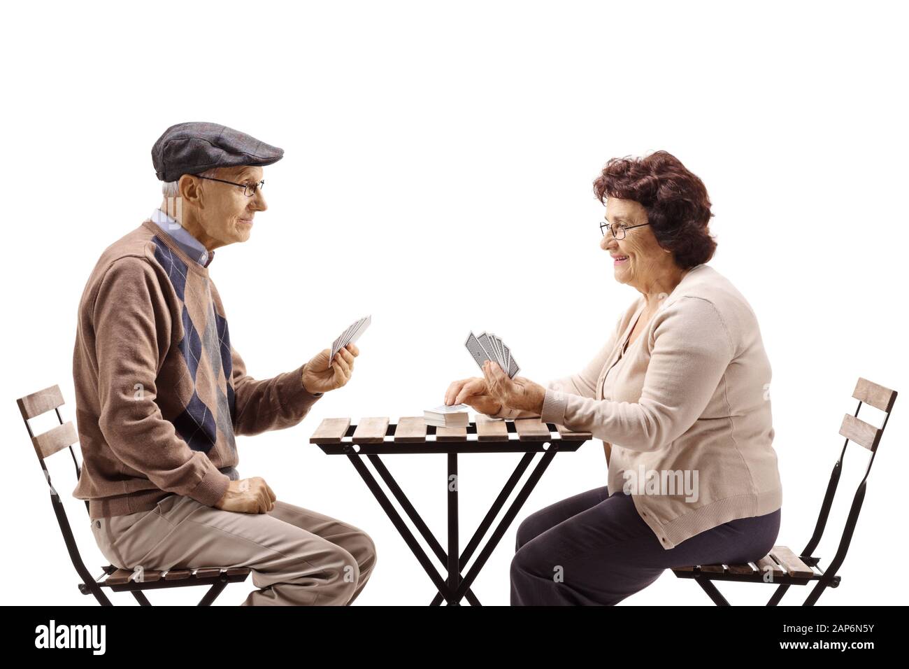 Älterer Mann und Frau Karten auf weißem Hintergrund Stockfoto