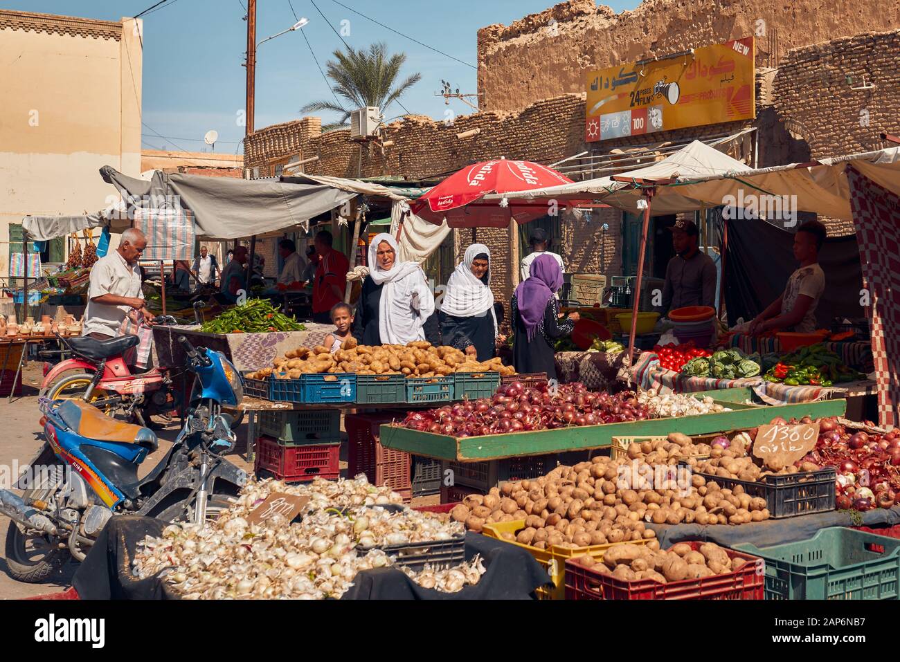Tunisia, Oktober 10/2019 traditioneller Tunesienmarkt, Frauen im traditionellen Kleidergeschäft für Gemüse Stockfoto