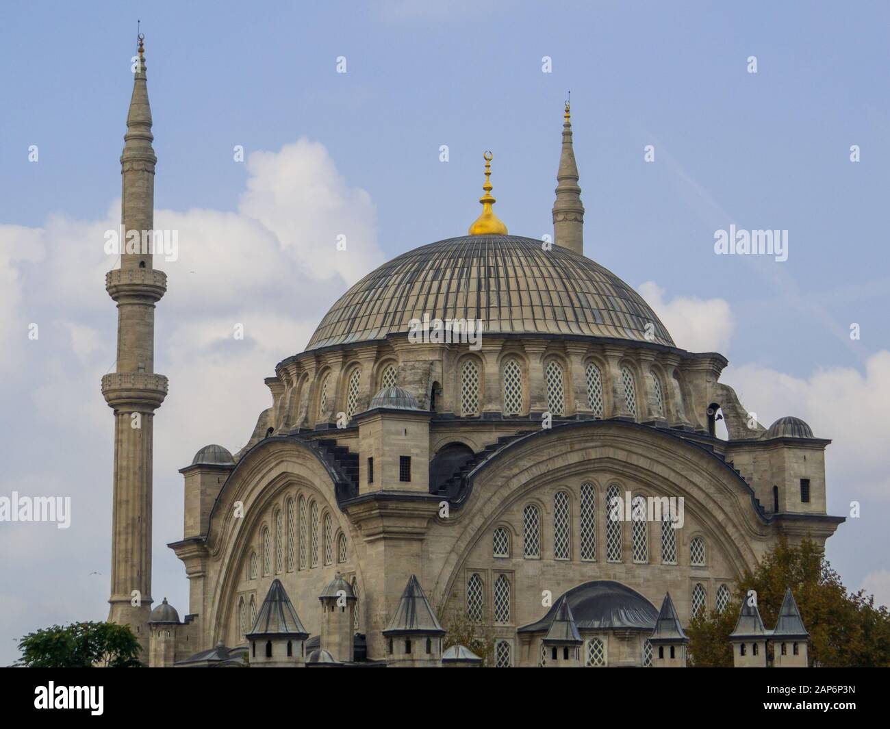 Blick auf die Nuruosmaniye-Moschee in Istanbul, Türkei Stockfoto