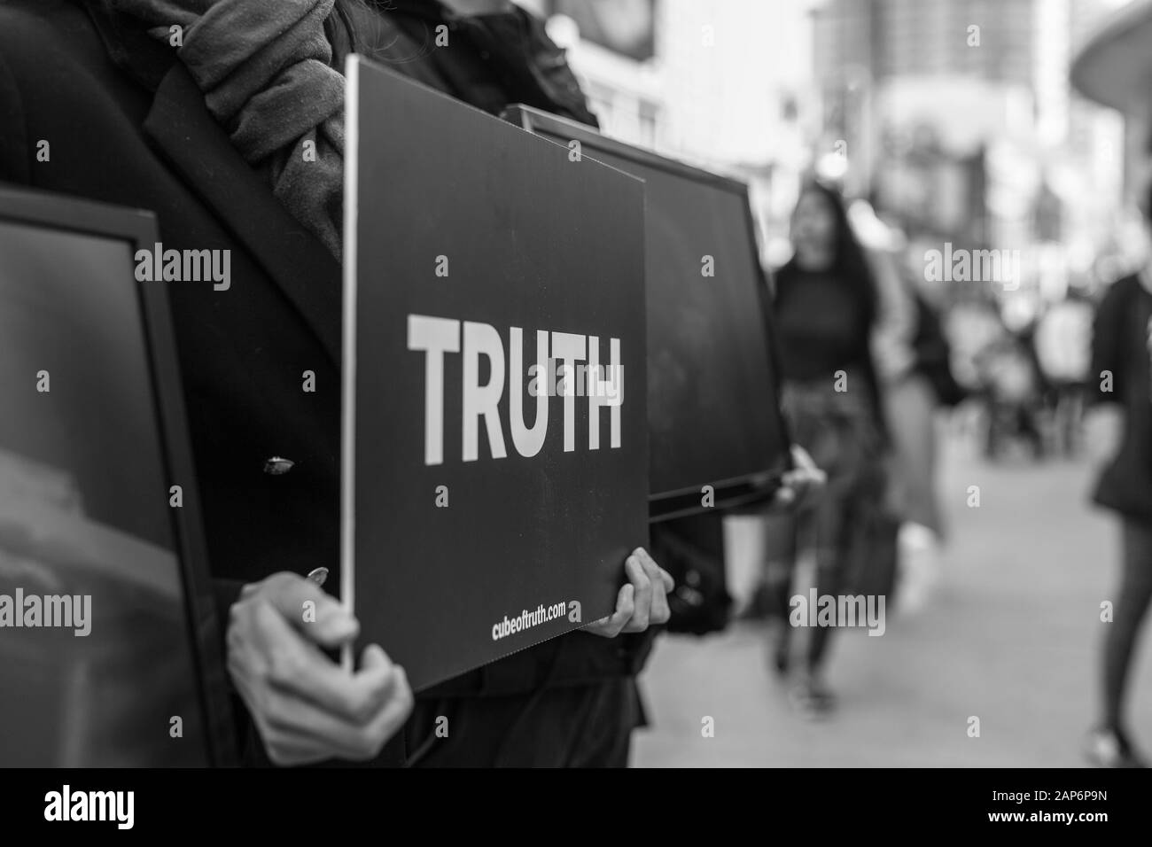 Schwarz-weißes Wahrheitszeichen in Anonymous für die Stimmlose Straßendemonstration Stockfoto