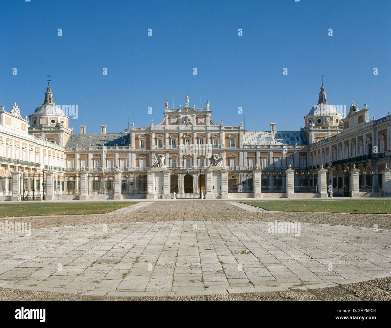 Spanien, Gemeinschaft von Madrid, Aranjuez. Der Königliche Palast. Es wurde von den Architekten Santiago Bonavia (1695-1759) im Auftrag von König Fernando VI umgebaut, nach dem Brand von 1727. Stockfoto