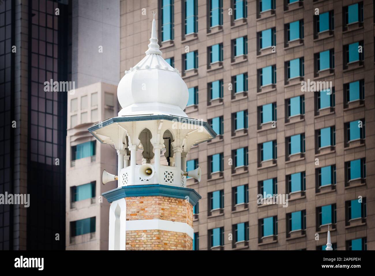 Stadtbild mit Moscheeturm und Gebäuden im Hintergrund Stockfoto