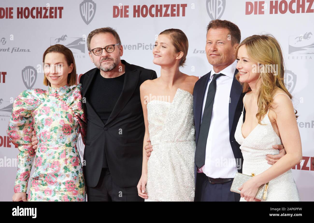 Berlin, Deutschland. 21 Jan, 2020. Die Schauspieler Katharina Schüttler (L-R), Samuel Finzi, Lilli Schweiger, Til Schweiger und Stefanie Stappenbeck zu den Zoo Palast für die Weltpremiere des neuen Film 'Die Hochzeit' kommen. Quelle: Annette Riedl/dpa/Alamy leben Nachrichten Stockfoto