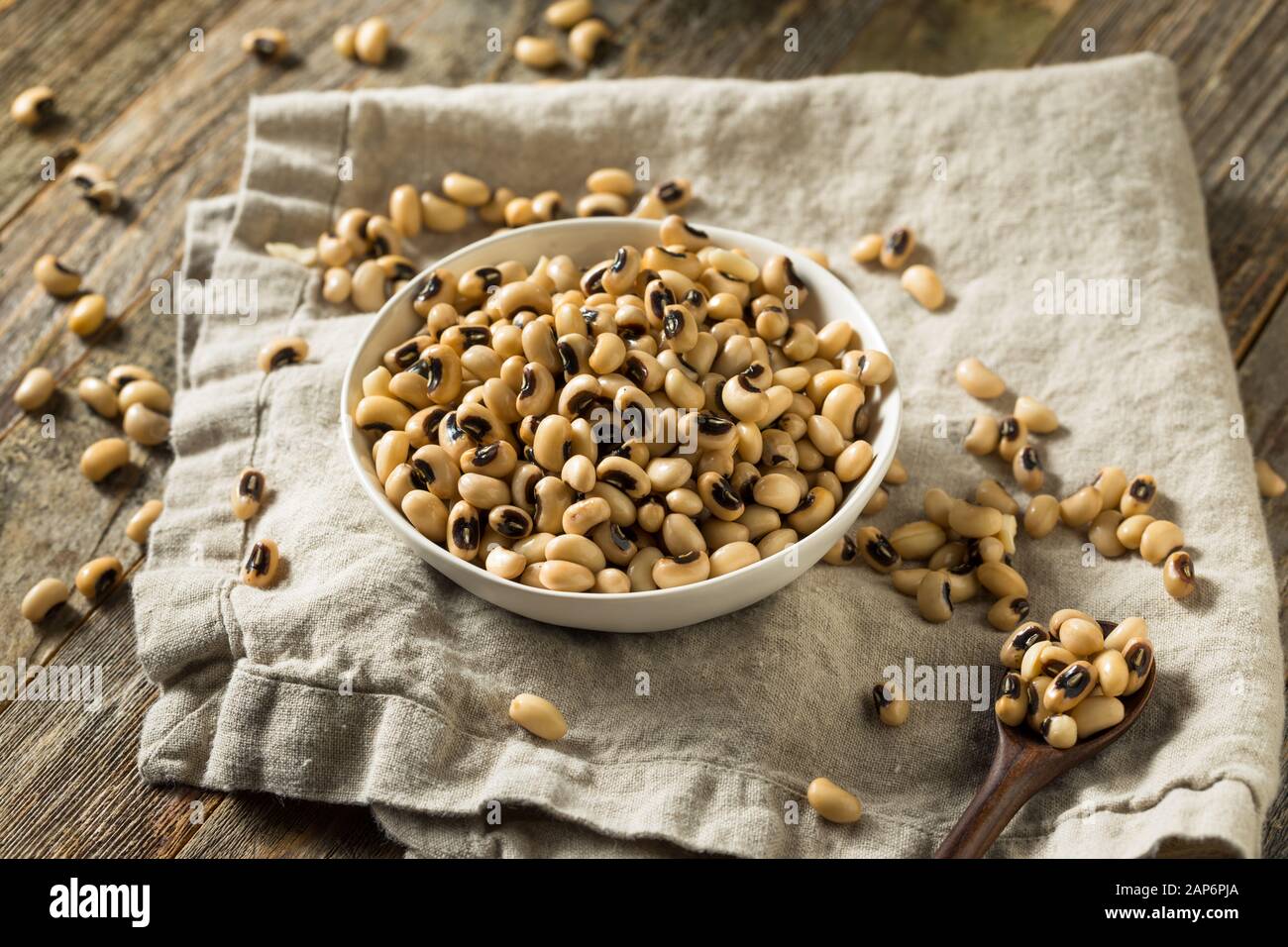 Raw Organic Black Eyed Peas in eine Schüssel geben. Stockfoto Raw Organic Black Eyed Peas in eine Schüssel geben. Stockfoto