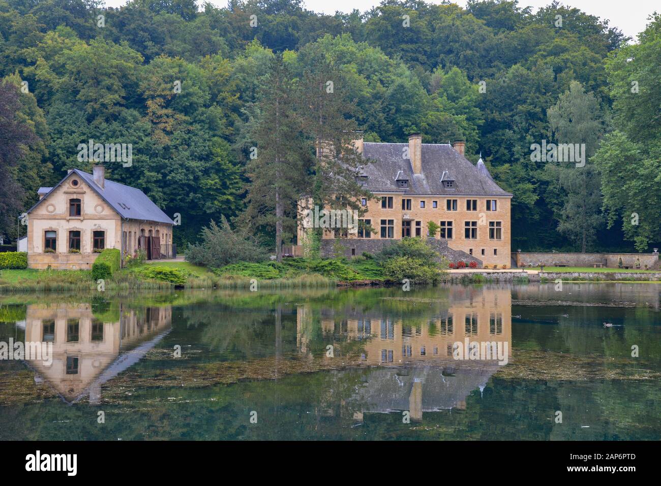 Blick auf Schloss und See bei Orval in Ardennen, Belgien Stockfoto