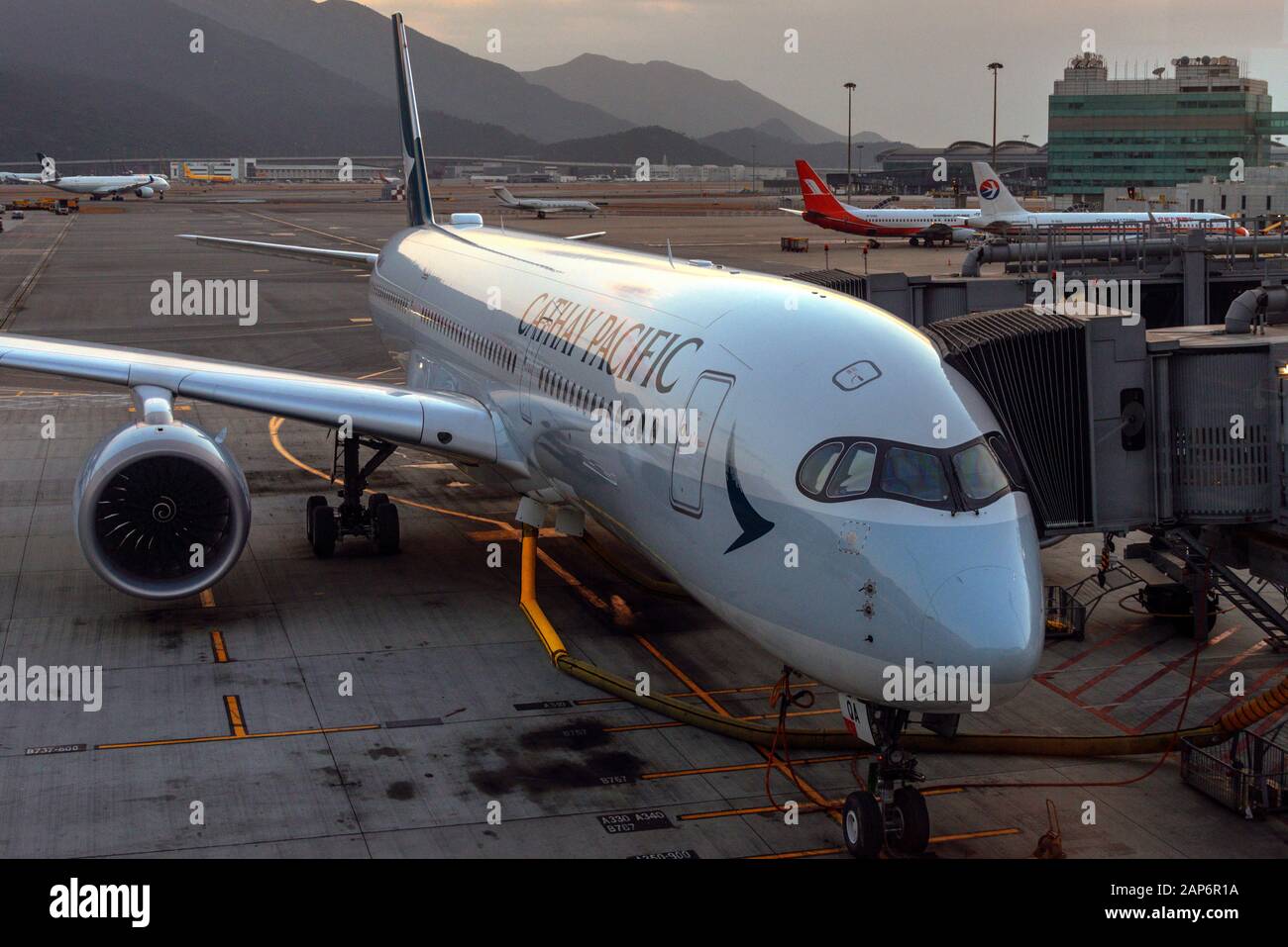 A Cathay Pacific Airbus A350 an ihrem Terminal am Flughafen Hongkong. Stockfoto