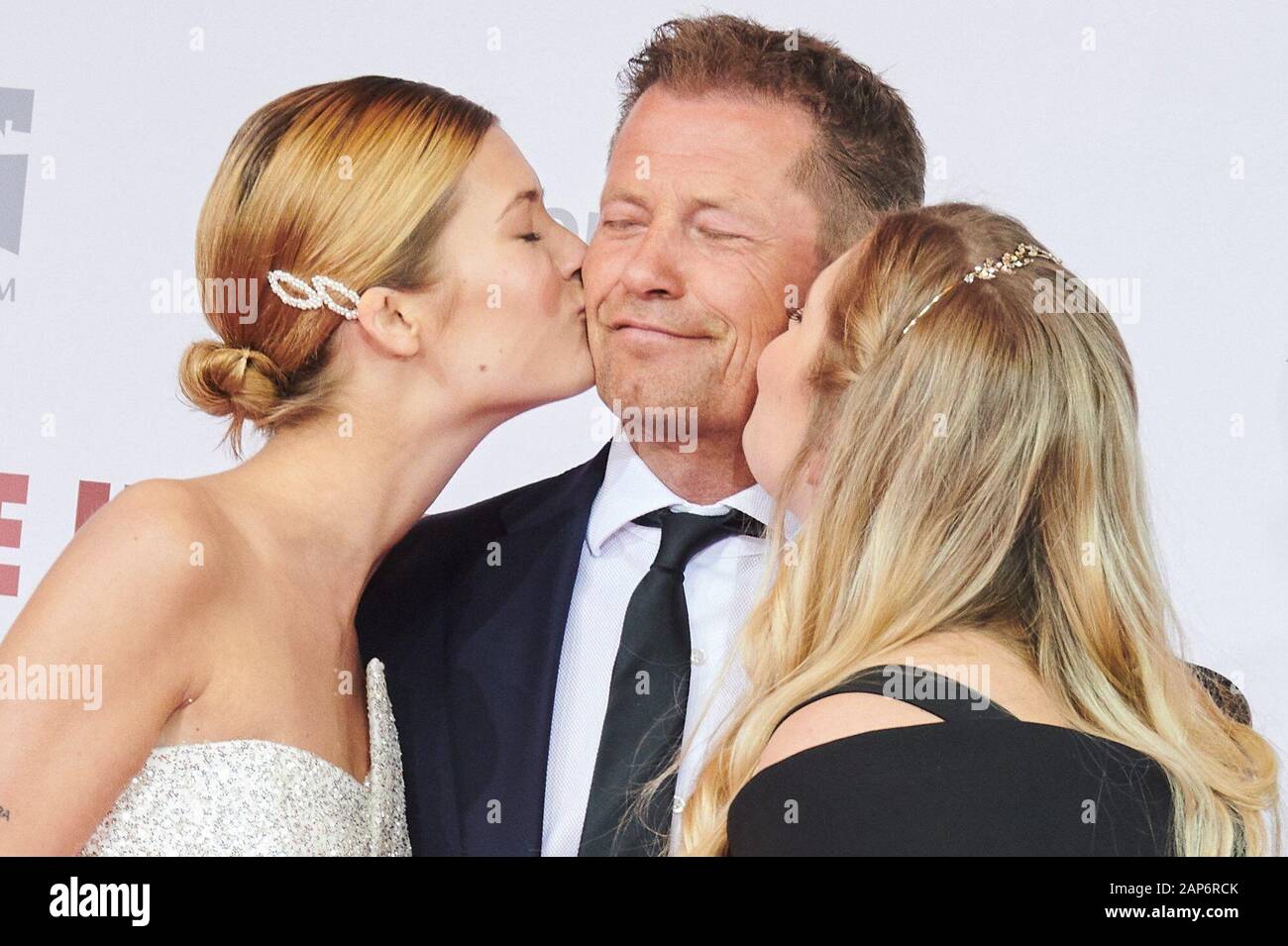 Berlin, Deutschland. 21 Jan, 2020. Til Schweiger, Schauspieler, genießt die Küsse von seinen Töchtern Lilli (l) und Luna. Sie kommen in die Weltpremiere seines neuen Films "The Wedding" im Zoo Palast. (Wiederholung mit geänderten Auszug) Quelle: Annette Riedl/dpa/Alamy leben Nachrichten Stockfoto