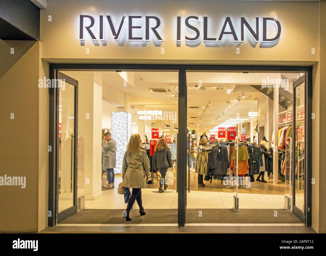Modebekleidung für die High Street im Geschäft mit Handelsketten in River Island Stockfoto