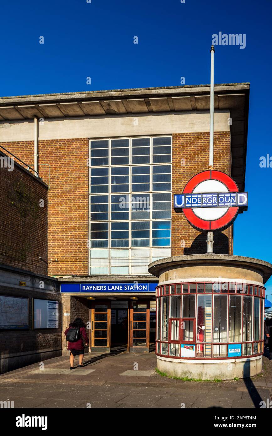 Rayners Lane tube station - Charles Holden entworfen, Piccadilly Line und Metropolitan Linie der Londoner U-Bahnstation - Grad II aufgeführt. 1930er Jahre. Stockfoto