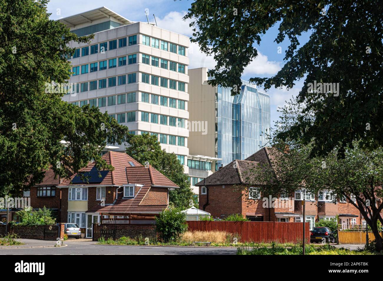 Hochhäuser in den Büros überschatten Wohnimmobilien an der Merton Road, Slough City Center, Berkshire, Großbritannien Stockfoto