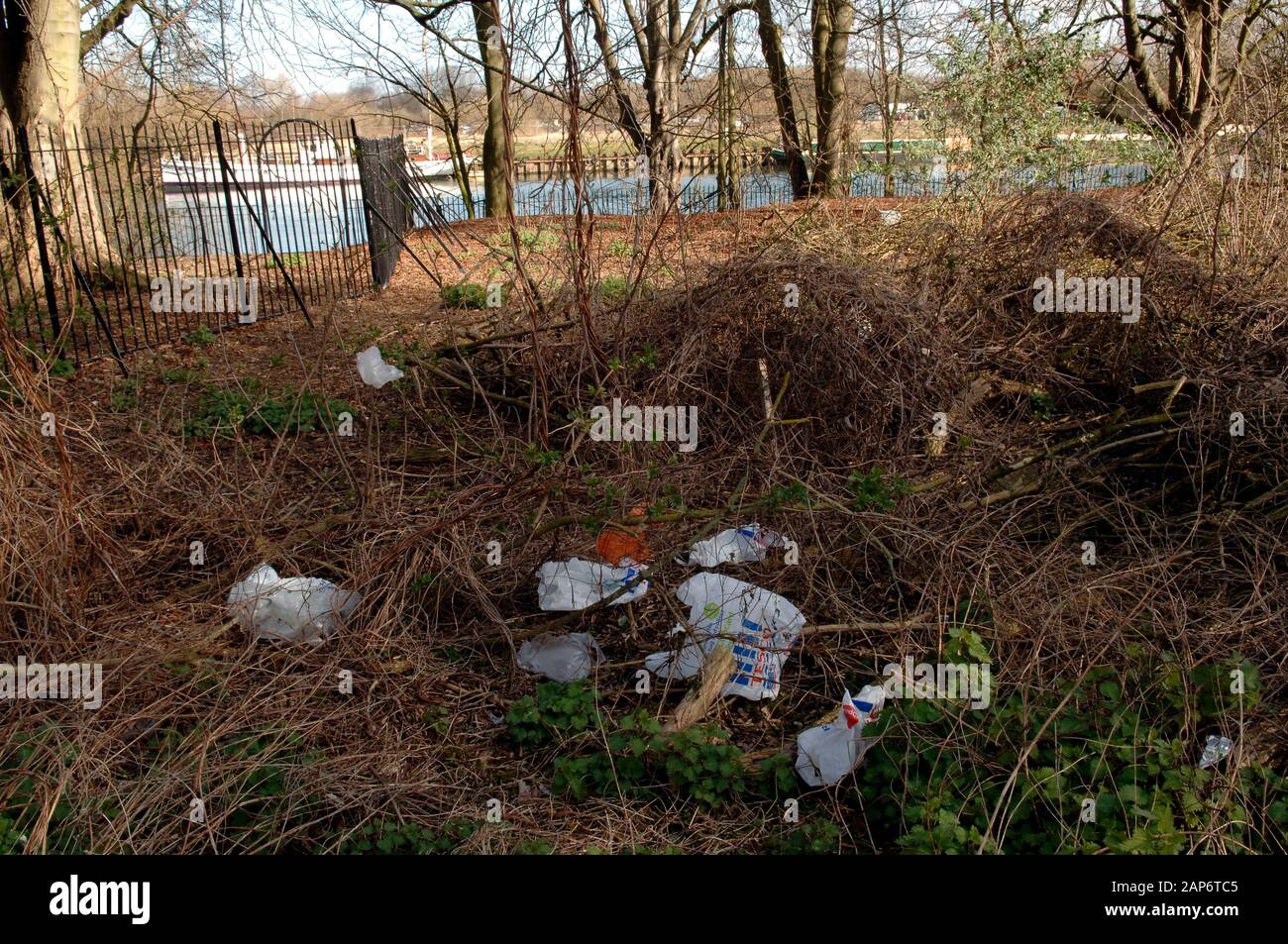 Plastiktüten, die 2008 im Tesco Superstore an der Themse in Reading entsorgt wurden, inmitten von Plänen, die kostenlose Lieferung von Einwegbeuteln zu reduzieren, die von Supermärkten ausgegeben wurden. Stockfoto