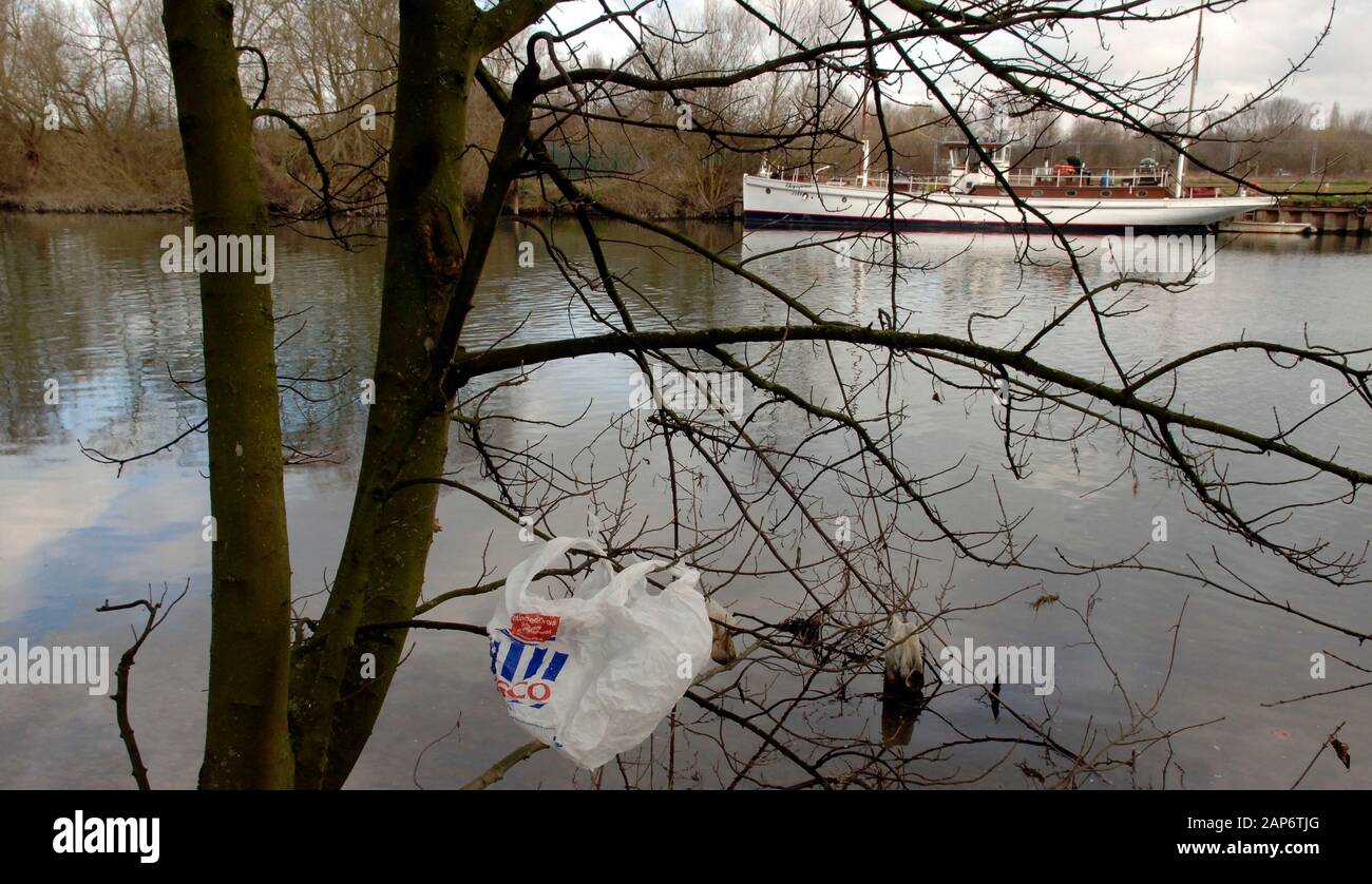 Plastiktüten, die 2008 im Tesco Superstore an der Themse in Reading entsorgt wurden, inmitten von Plänen, die kostenlose Lieferung von Einwegbeuteln zu reduzieren, die von Supermärkten ausgegeben wurden. Stockfoto