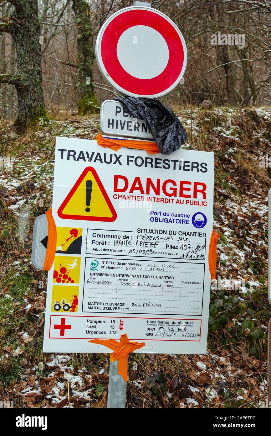Gefahrenschild, Beschilderung, Warnung, Waldarbeiter, Ariege, französische Pyrenäen, Frankreich Stockfoto