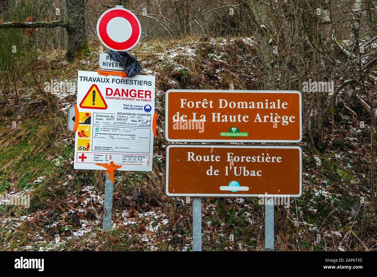 Gefahrenschild, Beschilderung, Warnung, Waldarbeiter, Ariege, französische Pyrenäen, Frankreich Stockfoto