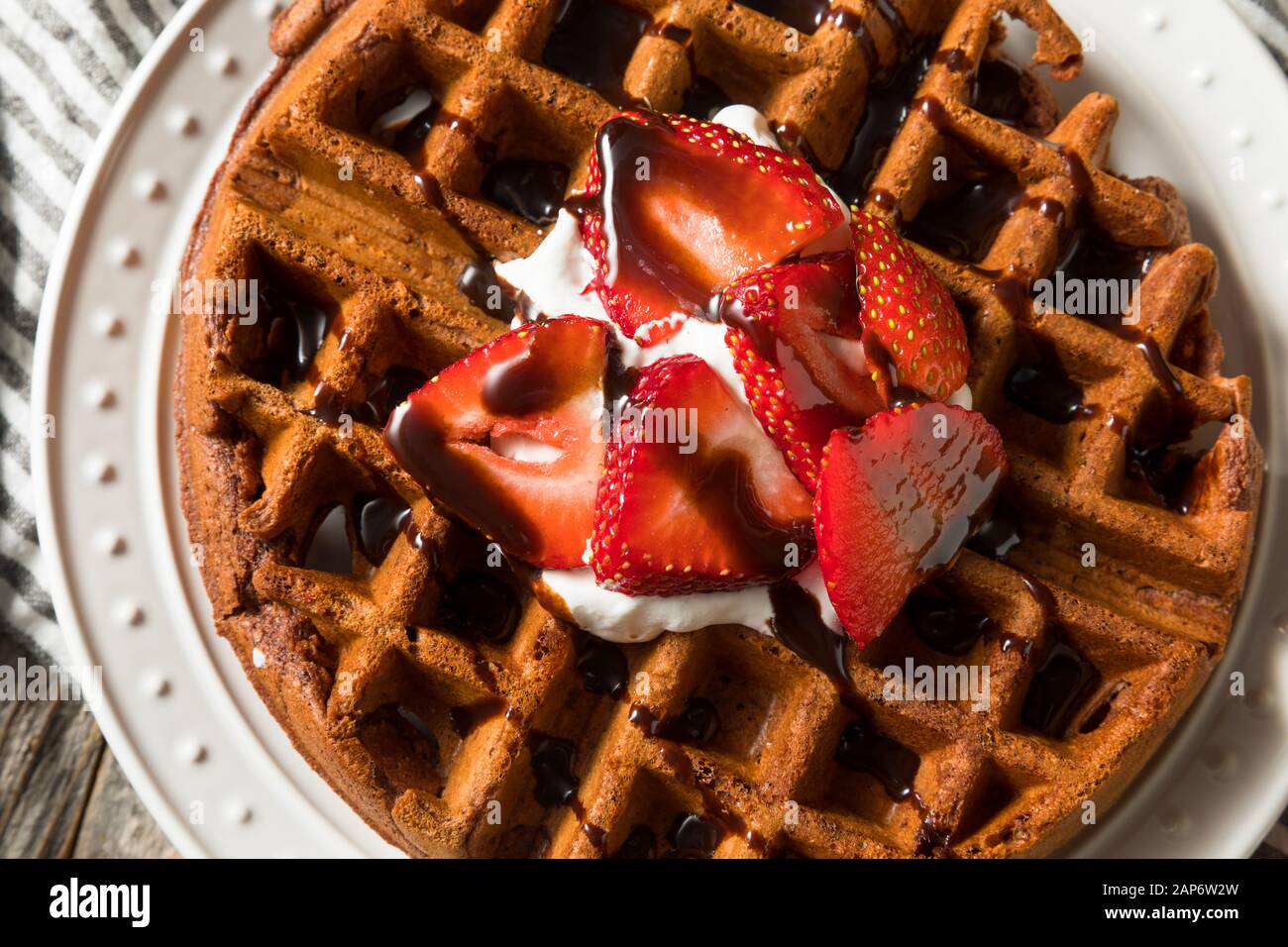 Hausgemachte dunkle Schokolade Waffeln mit Sahne und Erdbeeren Stockfoto