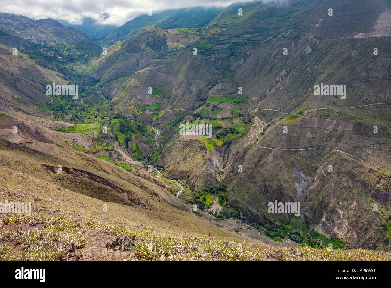 Blick auf die Landschaft in der Nähe von Nase Berg des Teufels in der Nähe von Alausi, Ecuador. Stockfoto