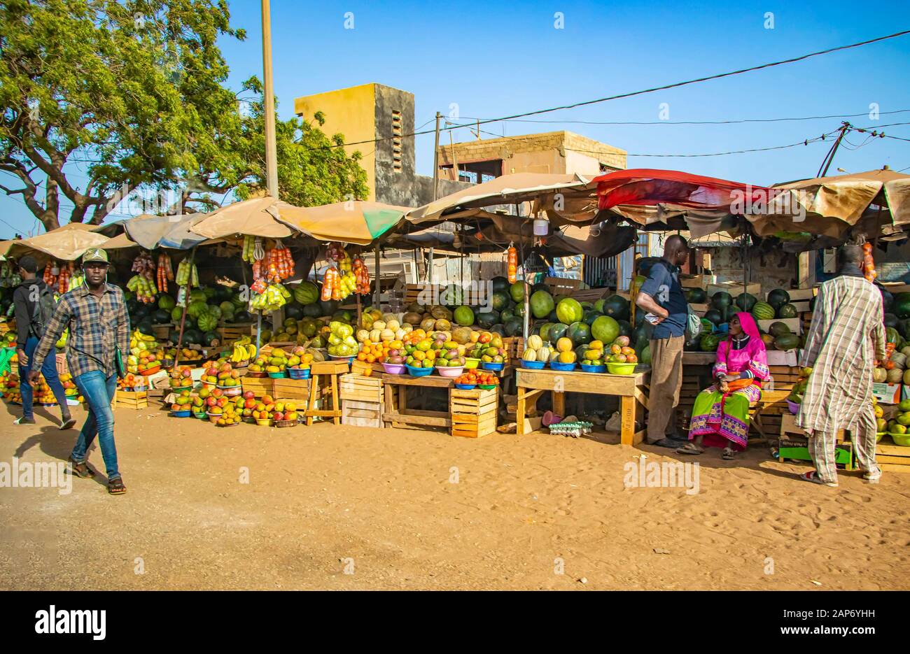 Mbour, Senegal, AFRIKA - 22. April 2019: Markt für Straßenfrüchte, auf dem Einheimische tropische Früchte wie Melonen, Mangos, Orangen, Zitronen und mehr verkaufen. ICH Stockfoto