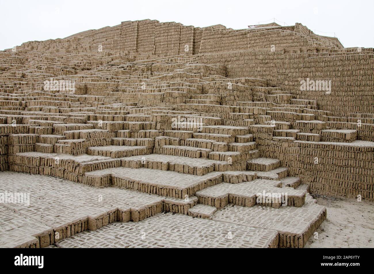 Die präinkadenförmige adobe-pyramide von Huaca Pucllana in Lima, Peru. Stockfoto