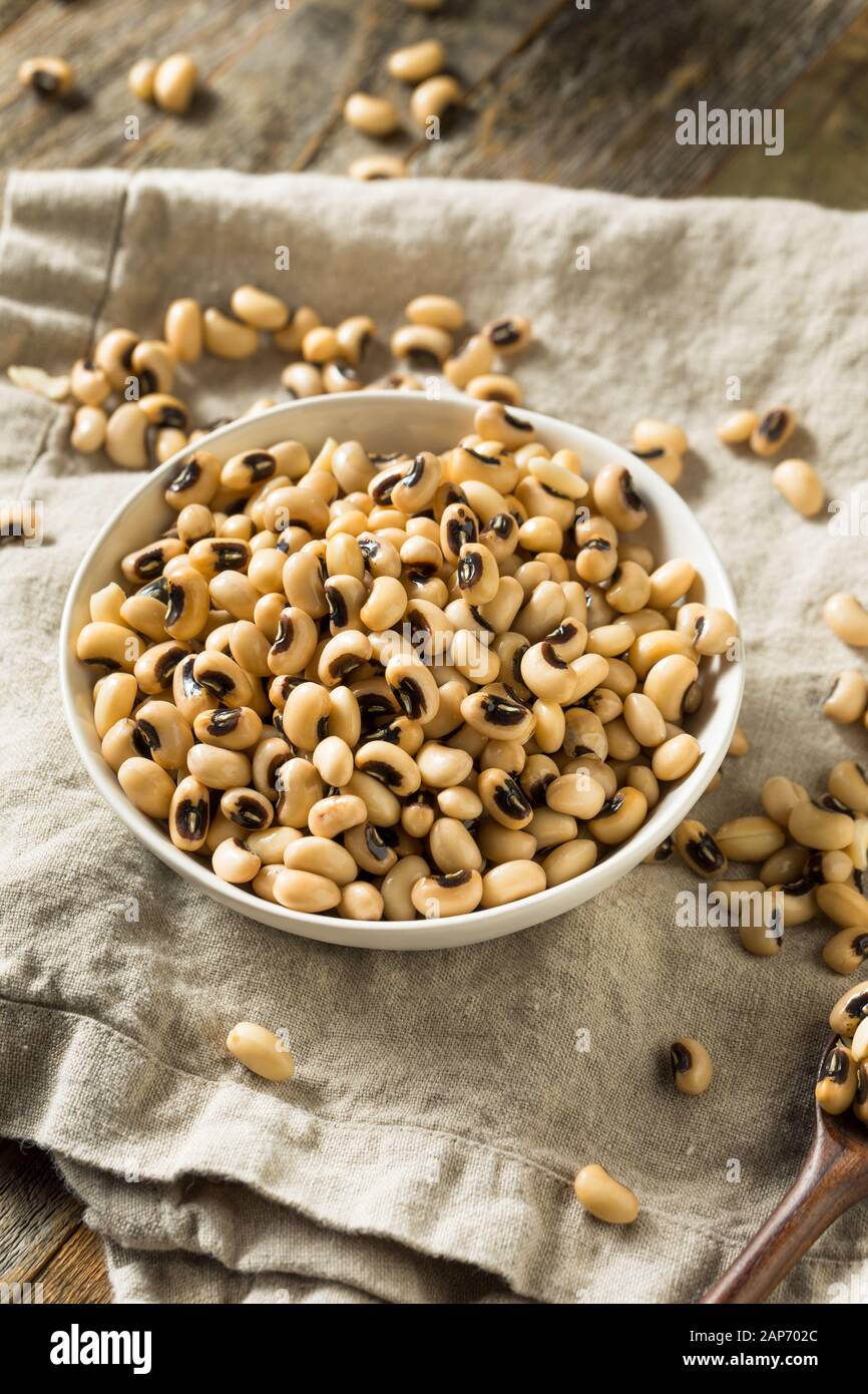 Raw Organic Black Eyed Peas in eine Schüssel geben. Stockfoto Raw Organic Black Eyed Peas in eine Schüssel geben. Stockfoto