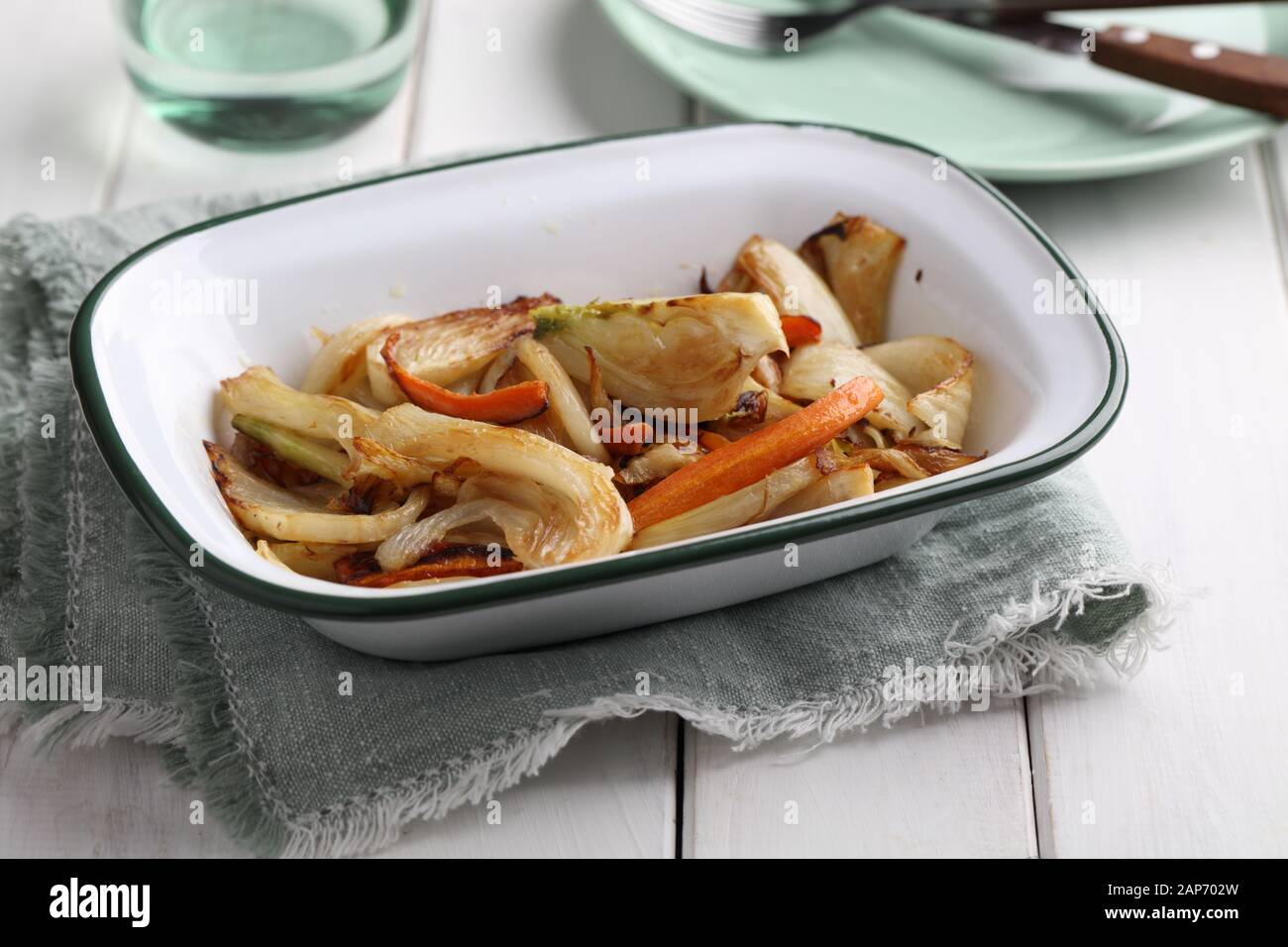 Vegetarisches Gericht, gebratenem Fenchel und Möhren auf einem rustikalen Tisch Stockfoto