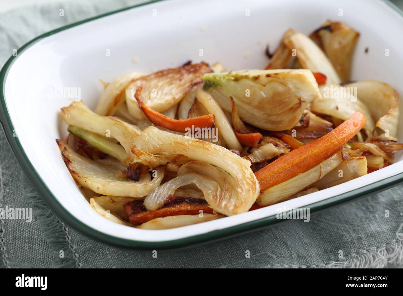 Vegetarisches Gericht, gebratenem Fenchel und Möhren auf einem rustikalen Tisch Stockfoto