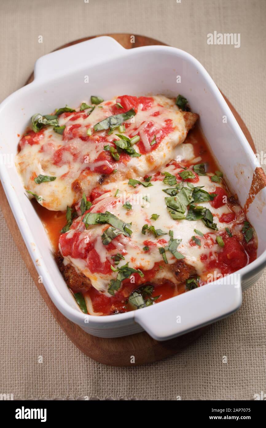 Zwei Hühnchen Parmigiana in einer Auflaufform closeup Stockfoto