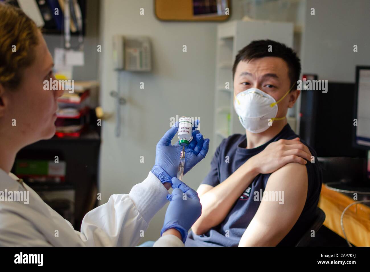 Chinesische Männer, die in der Gesundheitsklinik einen Coronavirus Impfstoff erhalten Stockfoto