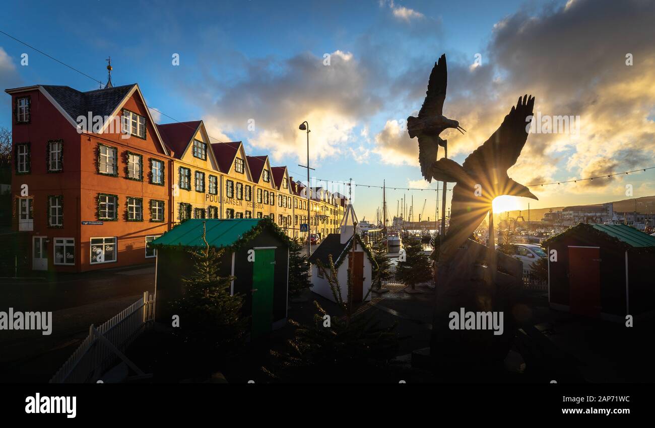 Sonnenaufgang bei schönem Wetter in der Weihnachtszeit in Tórshavn, der Hauptstadt der Färöer Stockfoto
