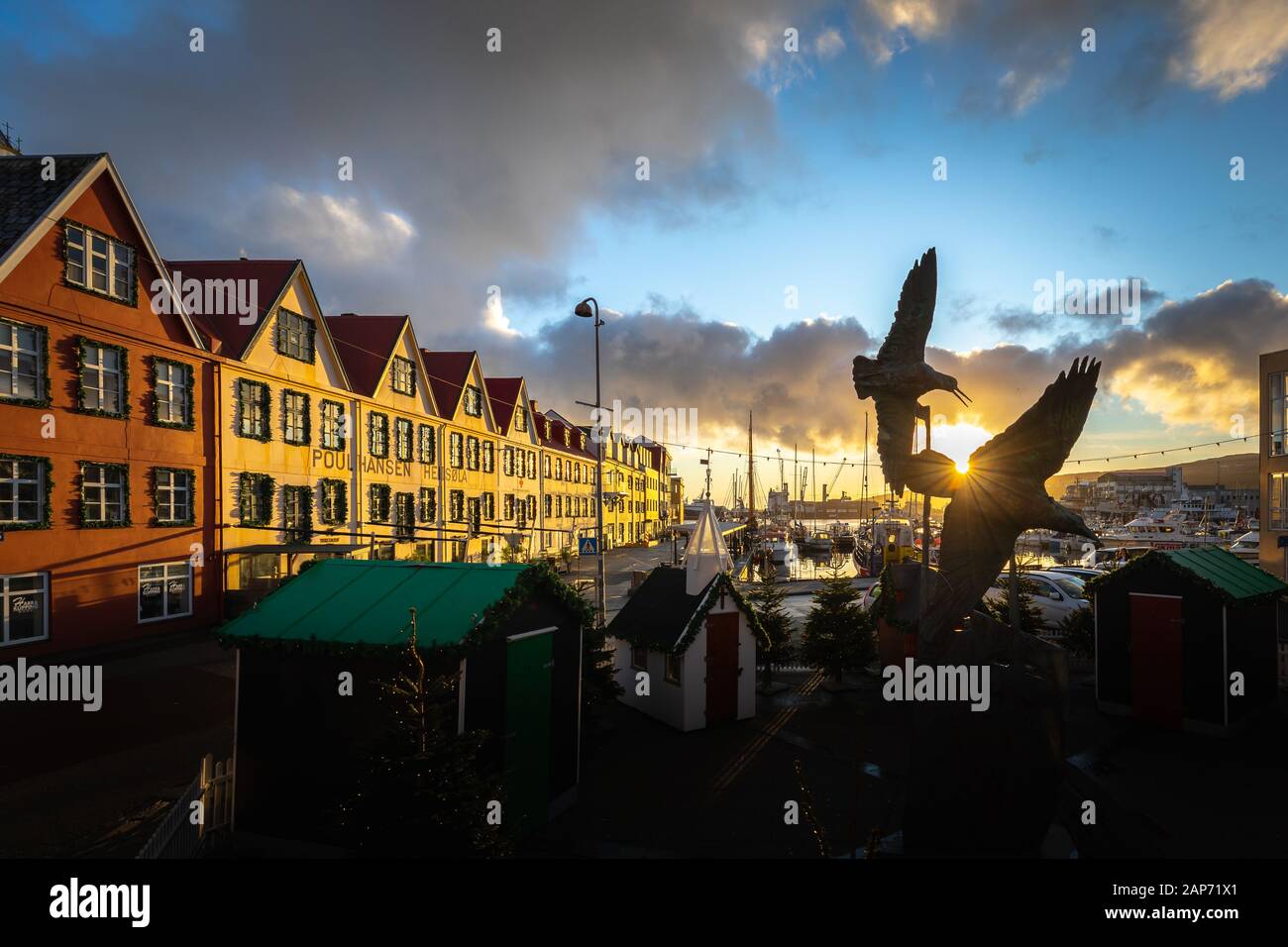 Sonnenaufgang bei schönem Wetter in der Weihnachtszeit in Tórshavn, der Hauptstadt der Färöer Stockfoto