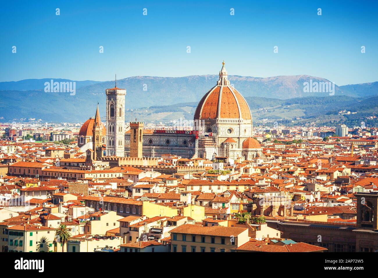 Panorama von Florenz und Kathedrale Santa Maria del Fiore in der Toskana Italien, Malerischer Blick vom Michelangelo-Platz am klaren Morgen Stockfoto