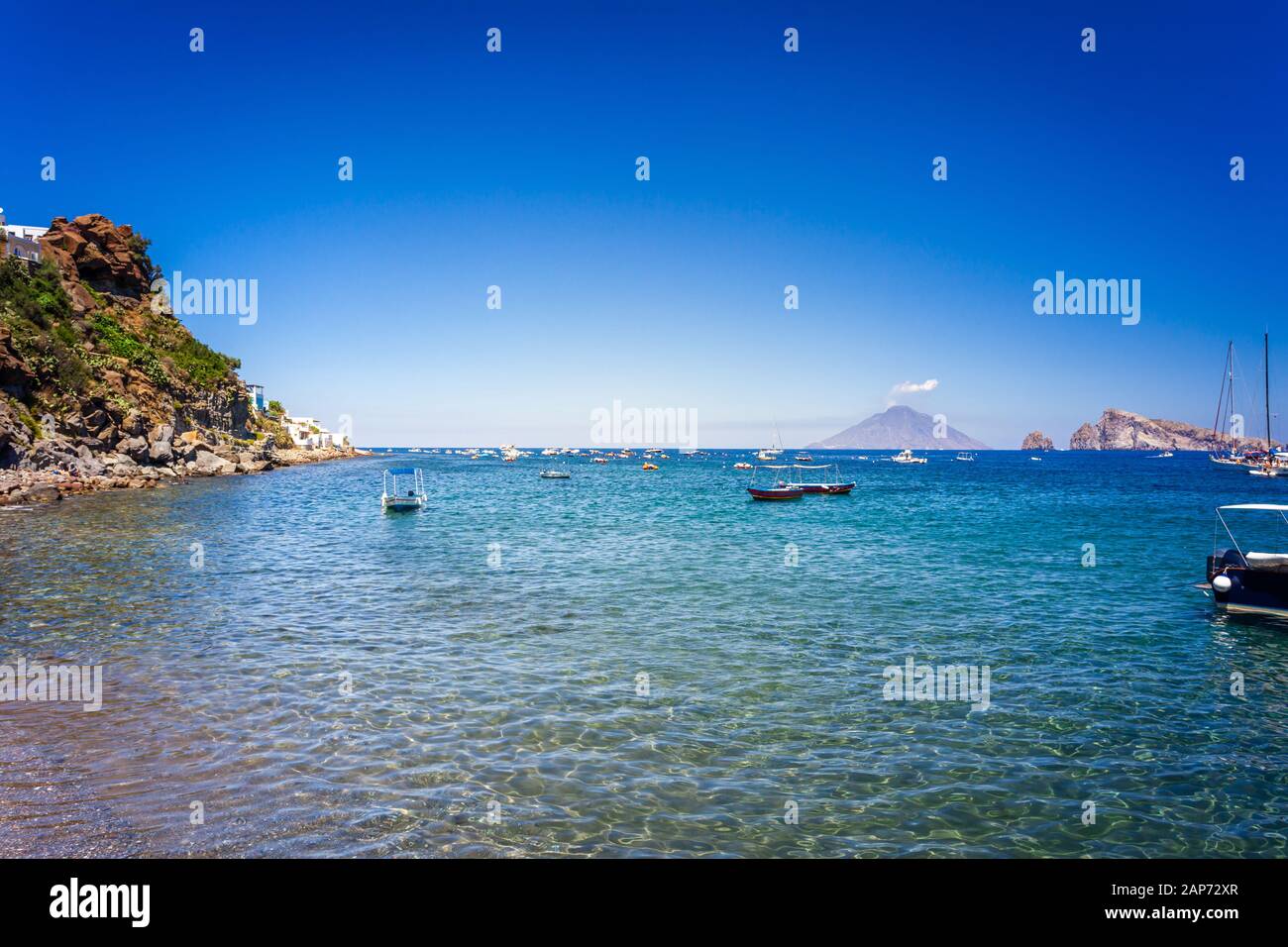 Blick auf das Paradies von der Panarea Insel im Mittelmeer in Italien Stockfoto