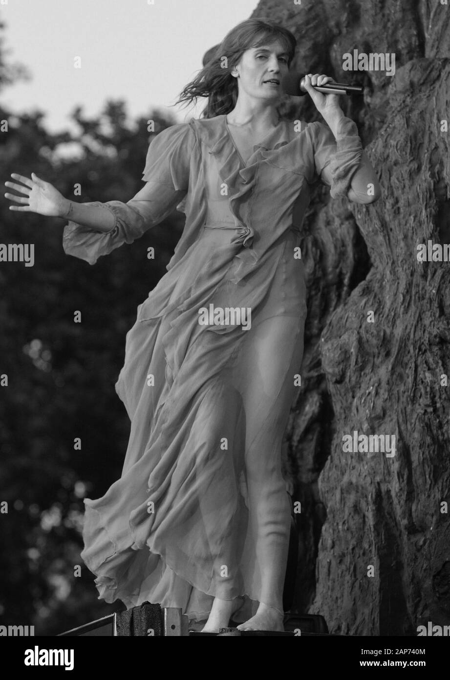LONDON - May 02, 2016: (Bild digital geändert werden monochrom) Florence Welch führt auf dem Barclaycard Britische Sommerzeit Ereignis im Hyde Park am 02.Juli in London 2016 Stockfoto