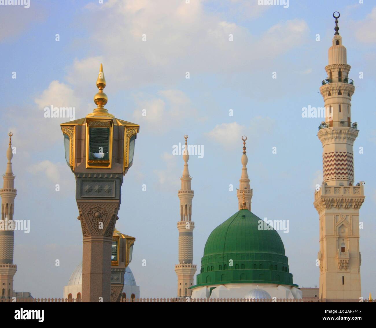 Grüner Dome in der Prophet-Moschee am Bewölkten Tag, Medina, Saudi-Arabien Stockfoto