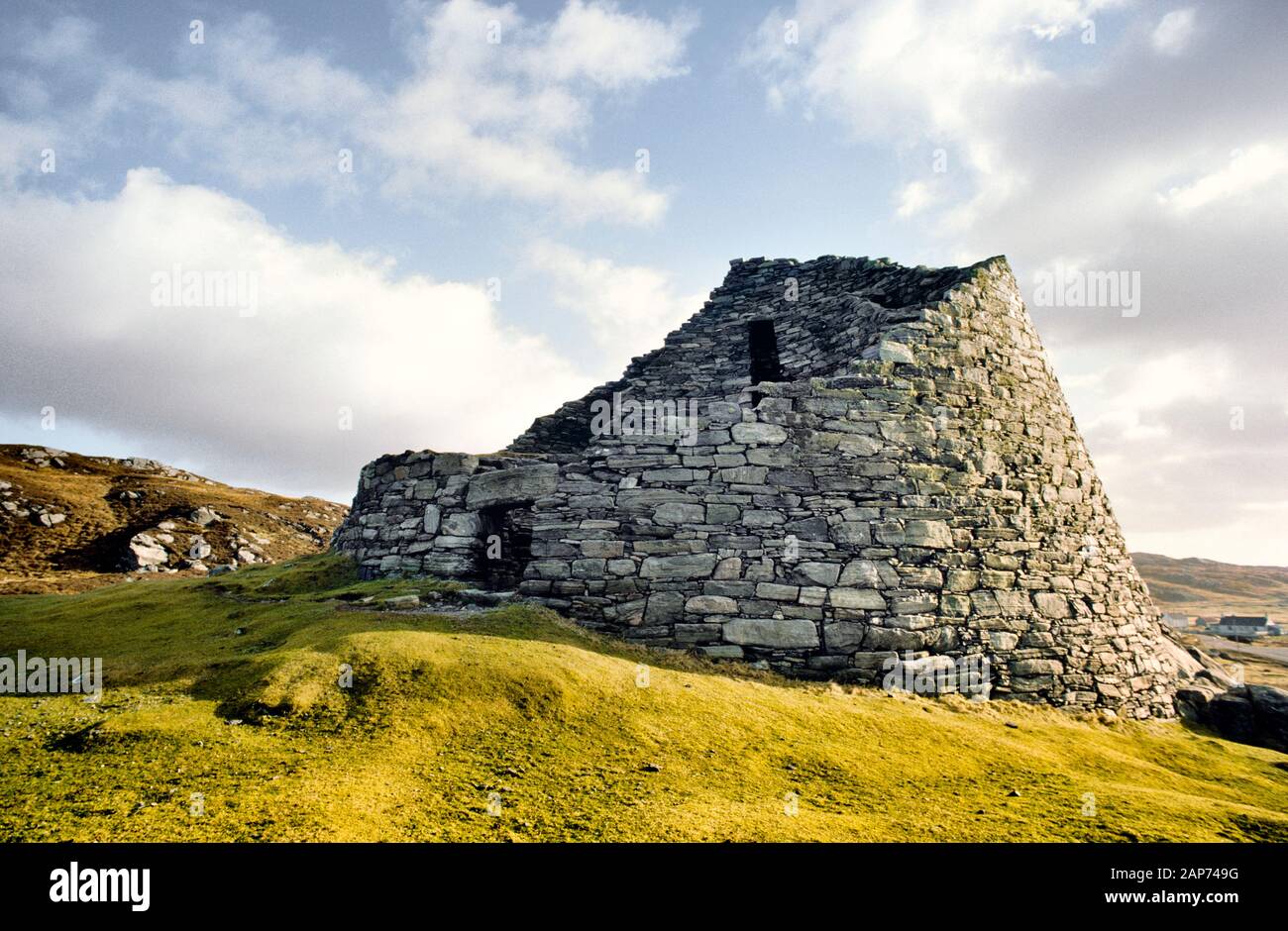 Dun Carloway Broch, Isle of Lewis, äußeren Hebriden, Schottland. Alten Stein befestigten Gehöft ca. 2000 Jahre alt Stockfoto
