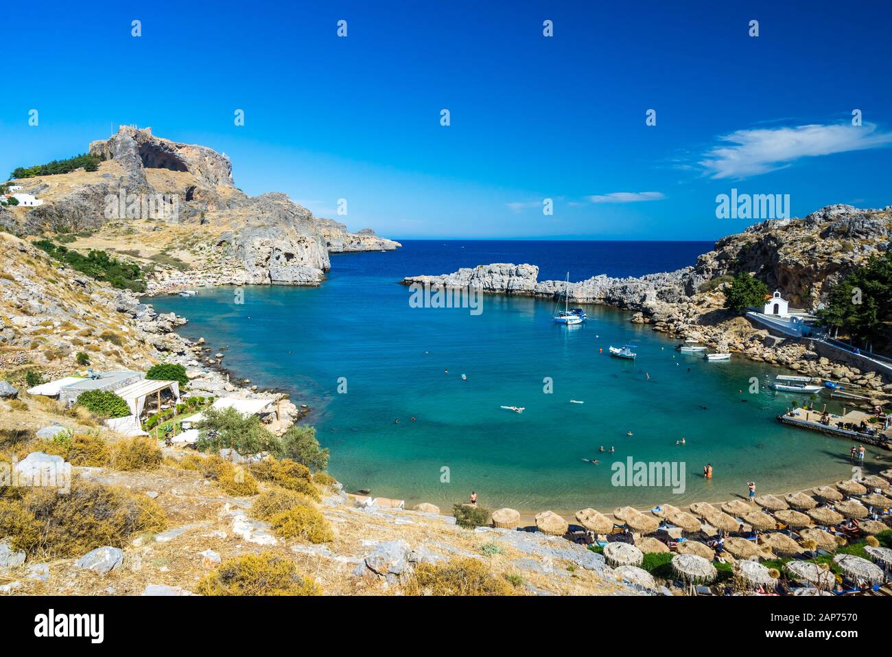 Mit Blick auf den beeindruckenden St Pauls Bay Lindos, Insel Rhodos Griechenland Europa Stockfoto