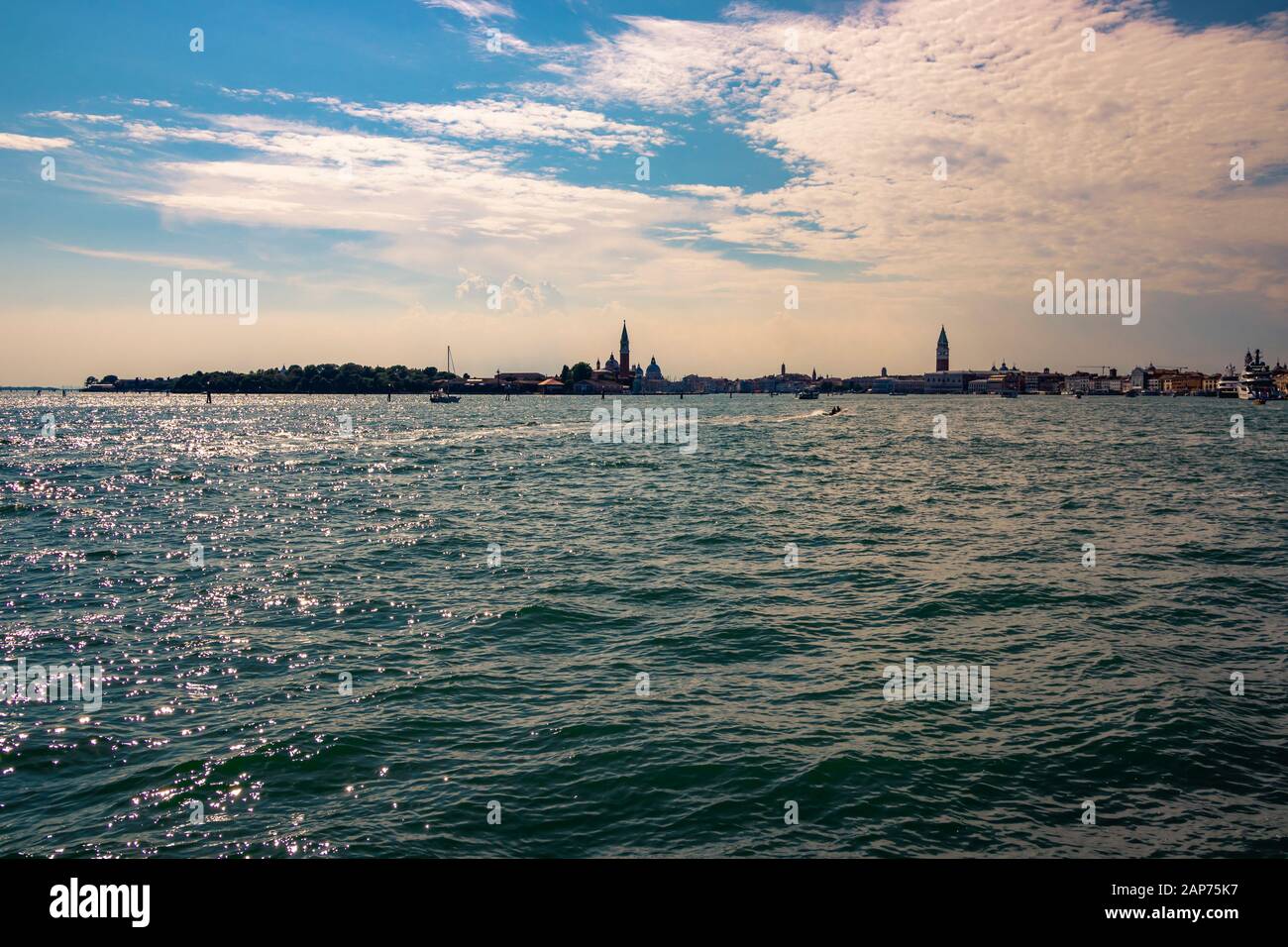 Venedig-Schandblick bei Nacht und Tag Mondschein blaue Stunde Wasserboote Tourismus alte Häuser und Kirchen Stockfoto