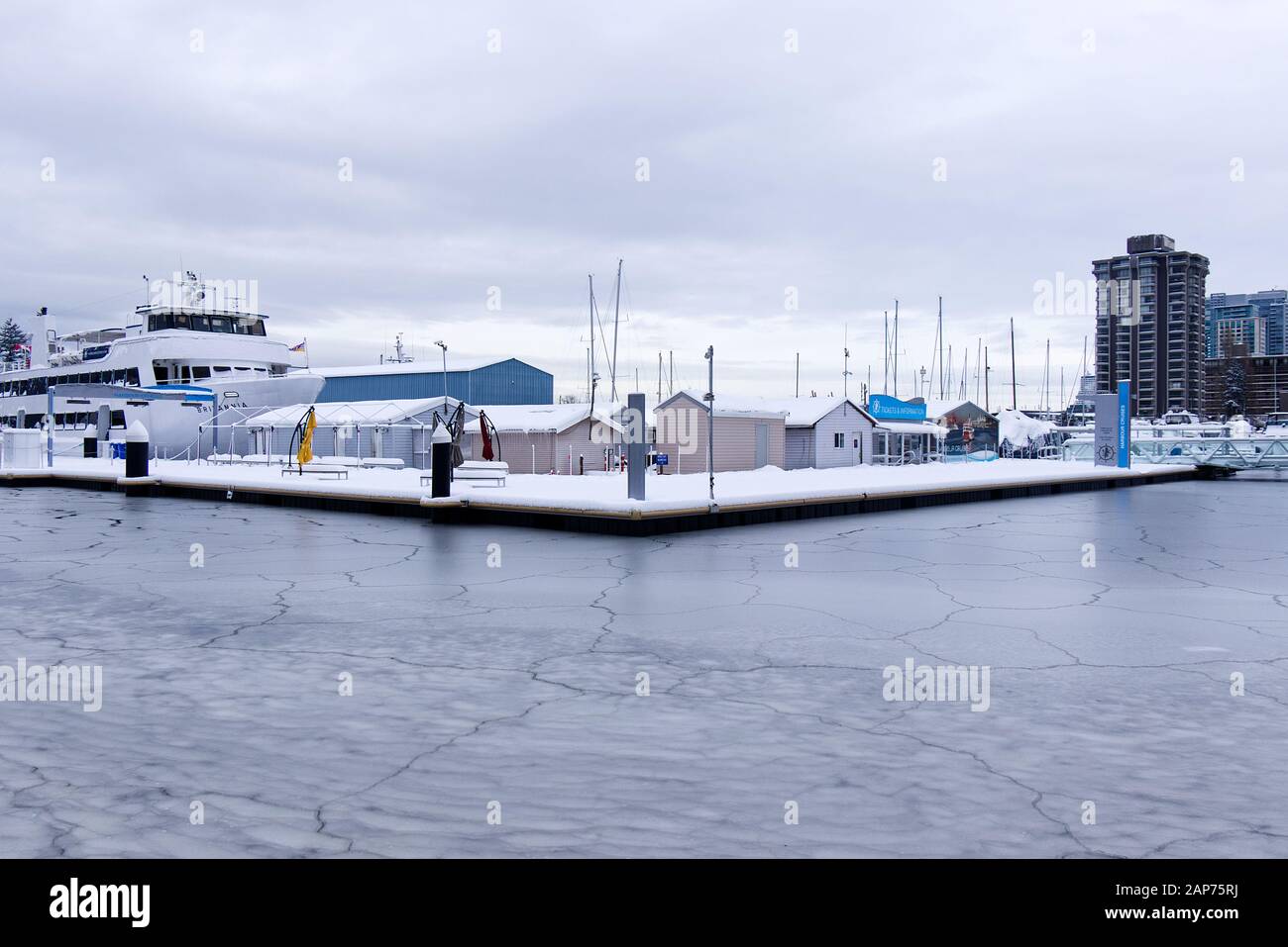 Vancouver, Kanada - 15. Januar 2020: Ein Blick auf das gefrorene Dock mit Booten im Coal Harbor. Schneesturm und extremes Wetter in Vancouver. Stockfoto