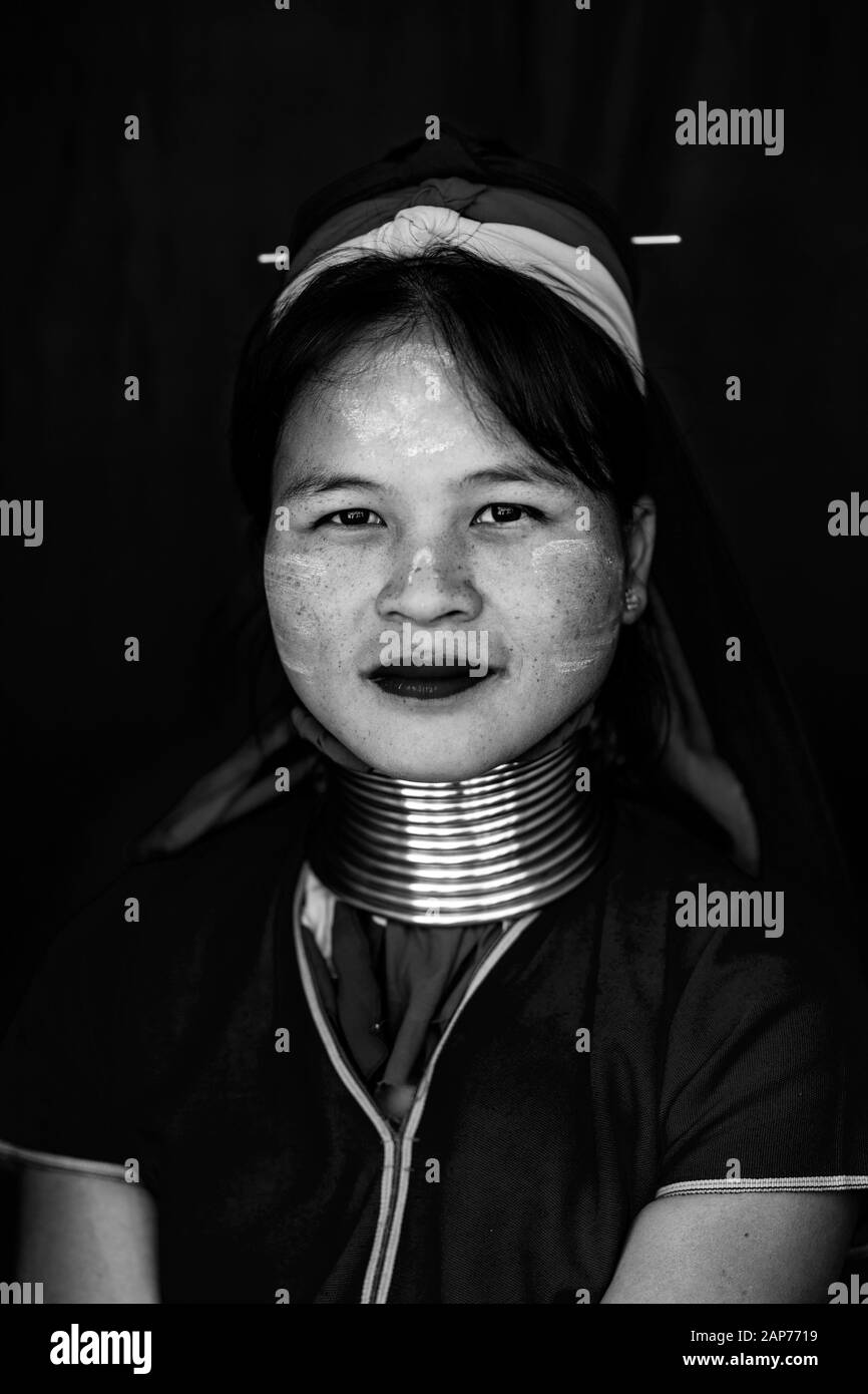 Das Porträt einer jungen ethnischen Kayan (lange Hals) Frau, Loikaw, Kayah State, Myanmar. Stockfoto