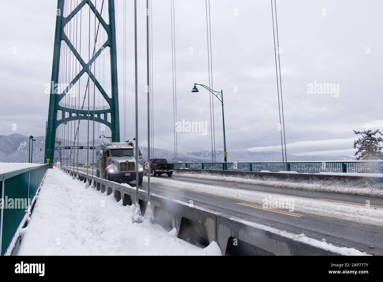 Vancouver, Kanada - 15. Januar 2020: Eine Aussicht auf die im Schnee bedeckte Lions Gate Bridge. Schneesturm und extremes Wetter in Vancouver. Stockfoto