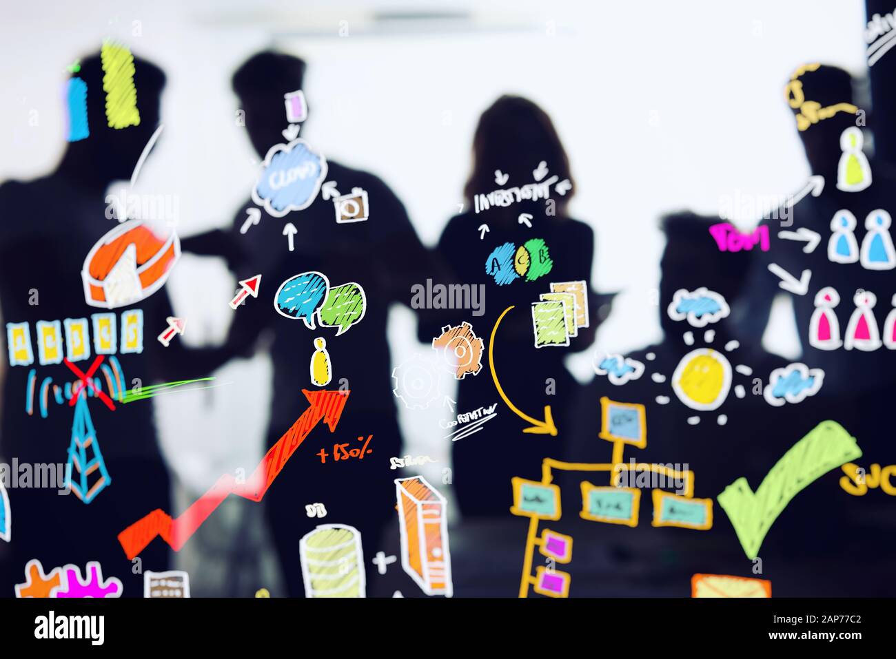 Hintergrund des unscharfen Geschäftsleute und Skizze eines Projektes. Konzept der Innovation, Teamarbeit und Startup Stockfoto