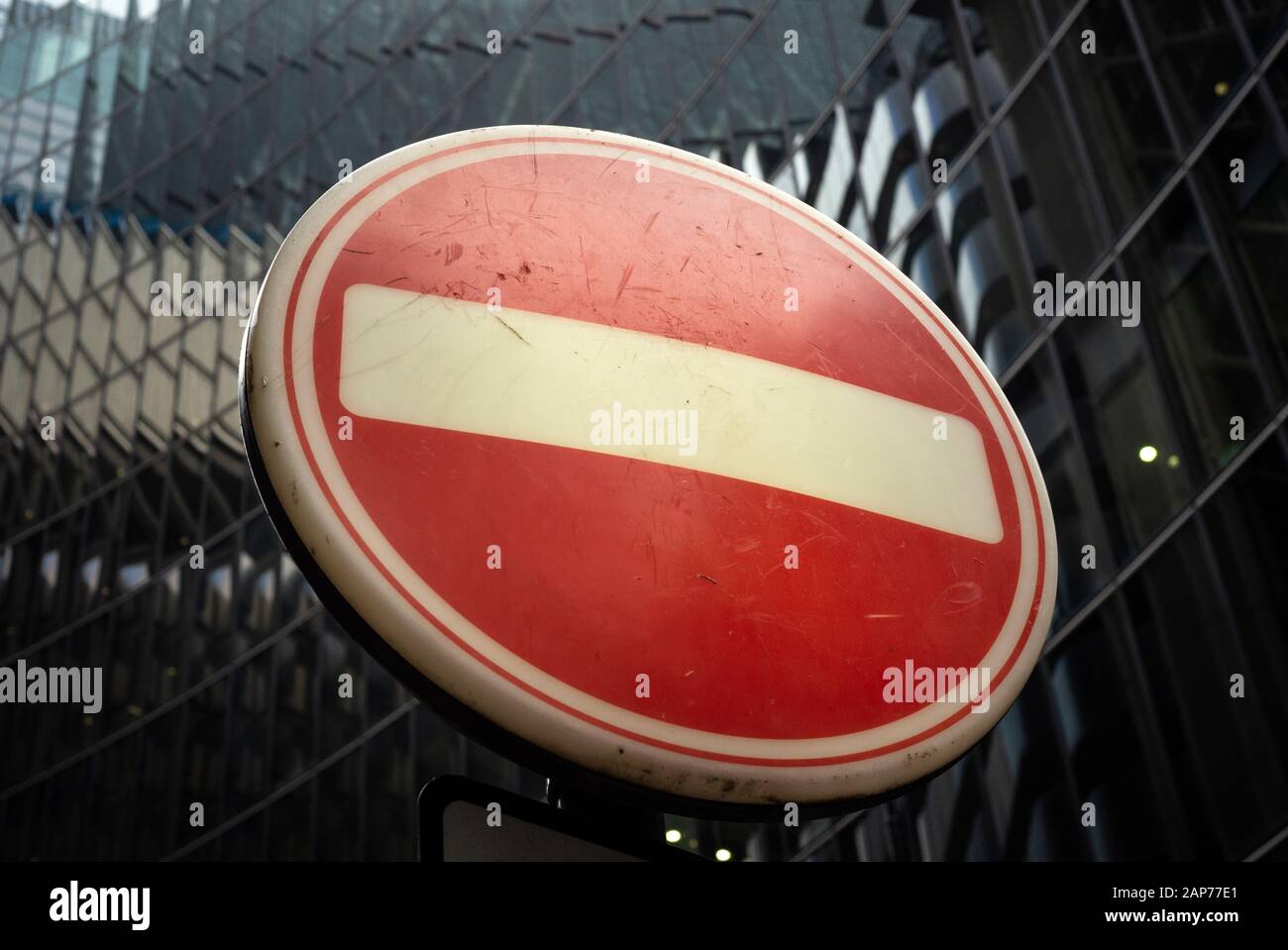 Straßenschild „kein Eingang“ vor der Glasfassade von Willis Towers Watson in London, Großbritannien Stockfoto