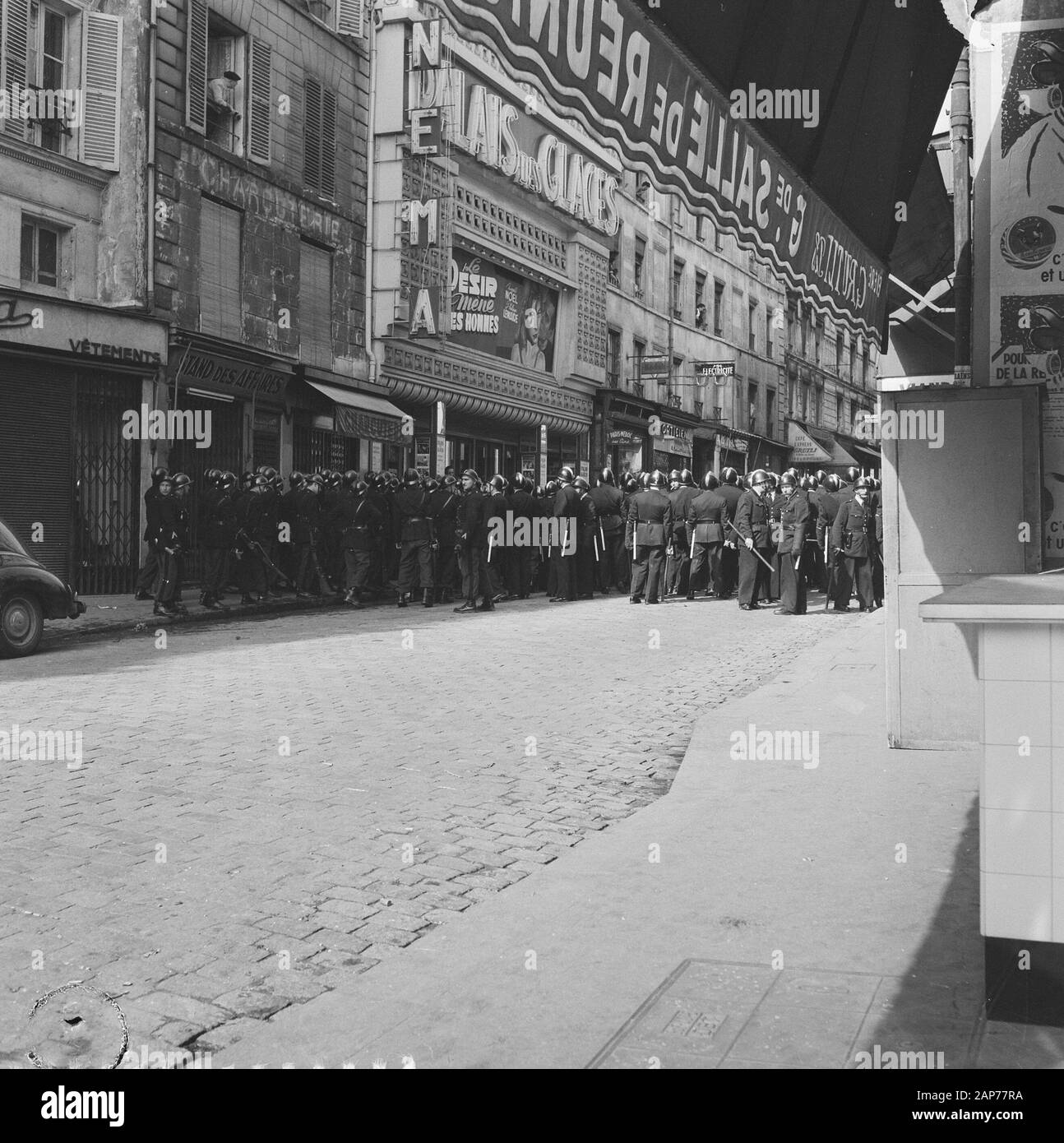 Demonstrationen in Paris De Gaulle Datum: Juni 1, 1958 Standort: Frankreich, Paris Schlüsselwörter: Demonstrationen Persönlicher Name: Charles de Gaulle Stockfoto