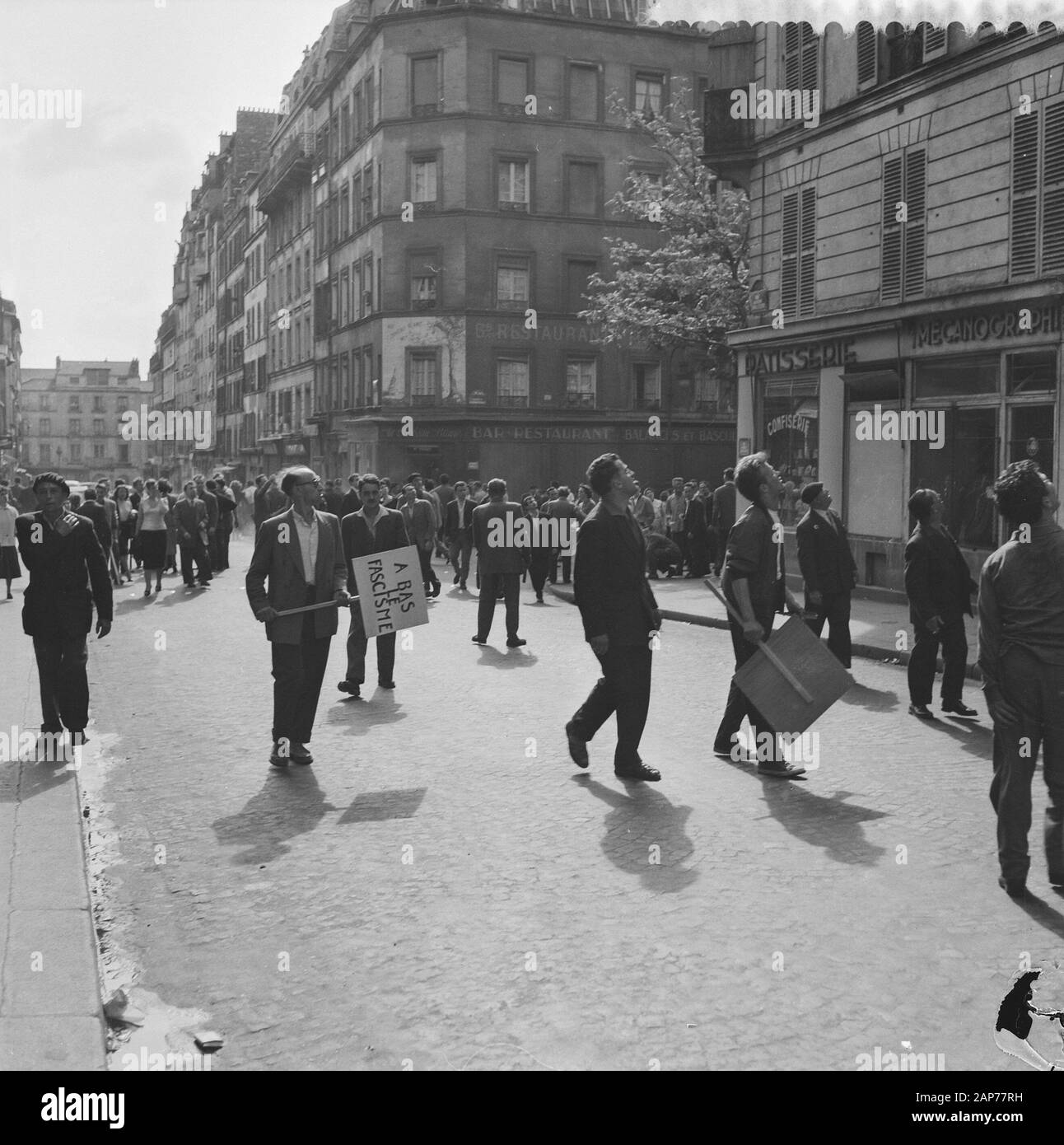 Demonstrationen in Paris gegen und für De Gaulle Datum: Juni 1, 1958 Standort: Frankreich, Paris Schlüsselwörter: Demonstrationen Stockfoto