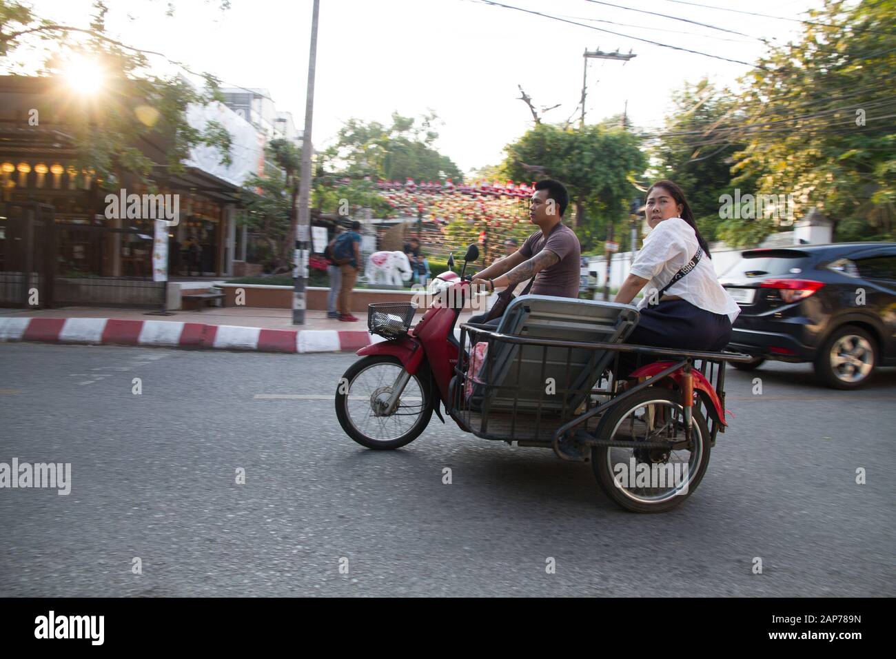 Motorrad Menschen Paar Laufstraße Chiang Mai Thailand. Stockfoto