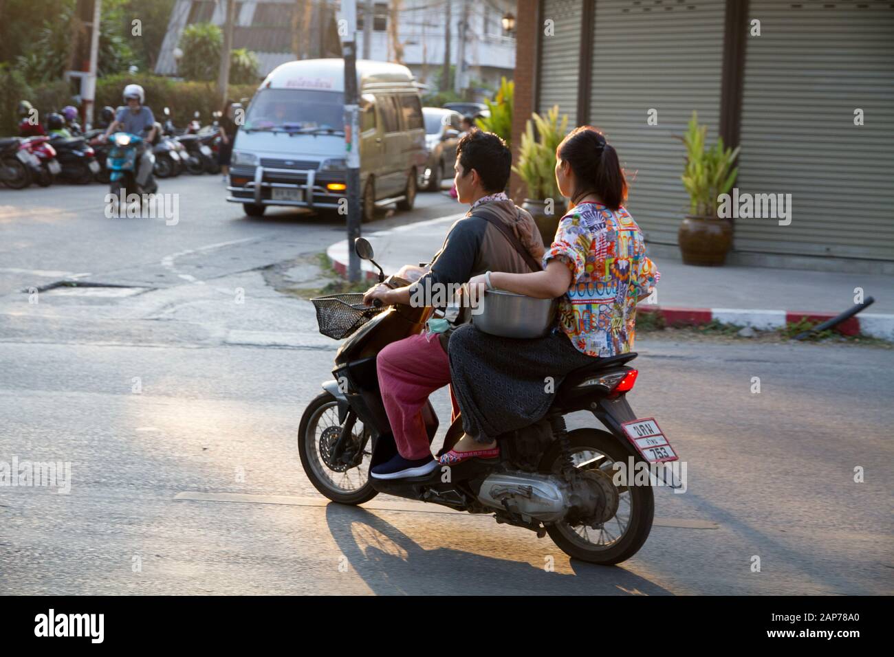 Motorrad Menschen Paar Laufstraße Chiang Mai Thailand. Stockfoto