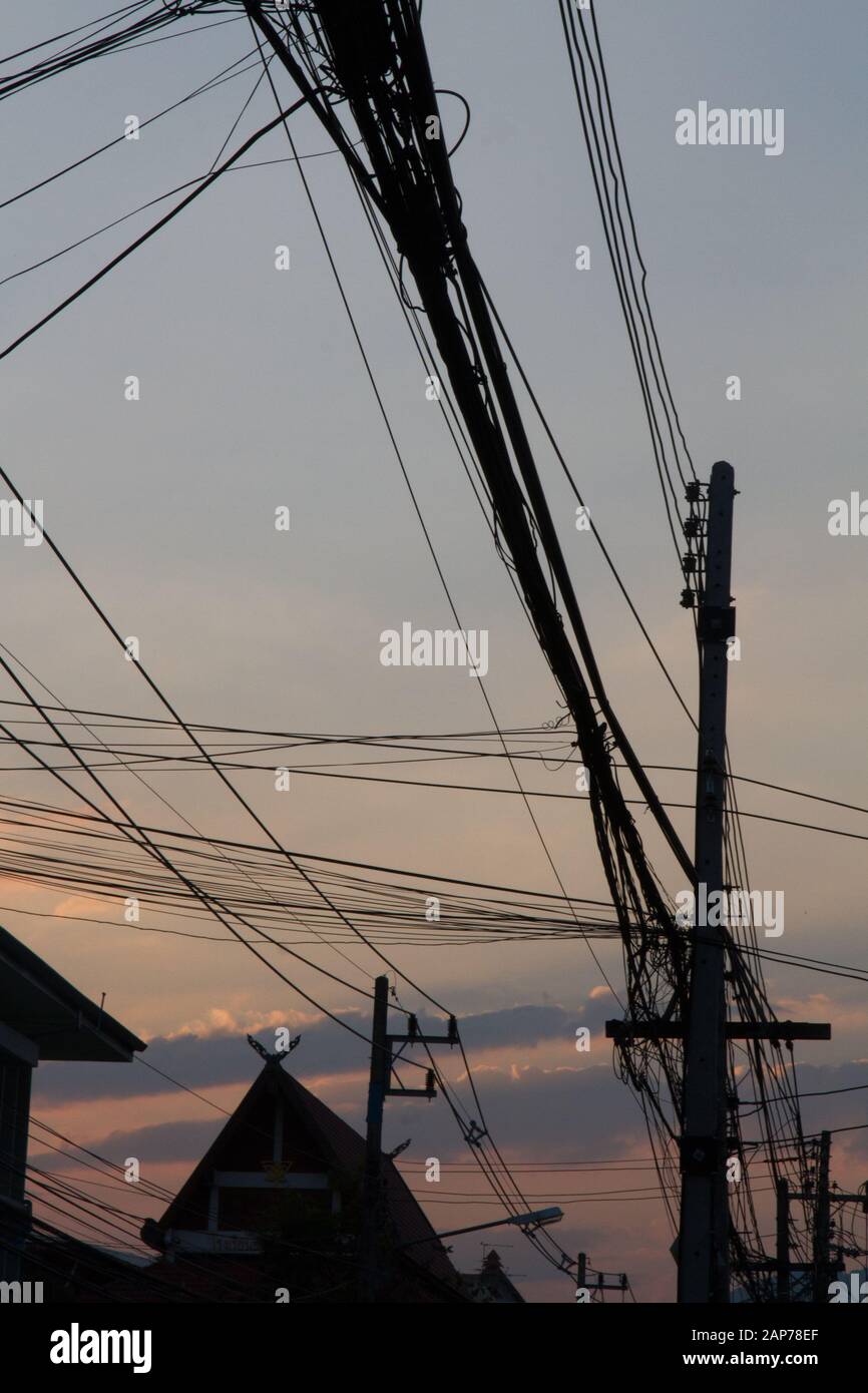 Elektrikleitungen Kabel Antenne im Himmel Chiang Mai Thailand Stockfoto
