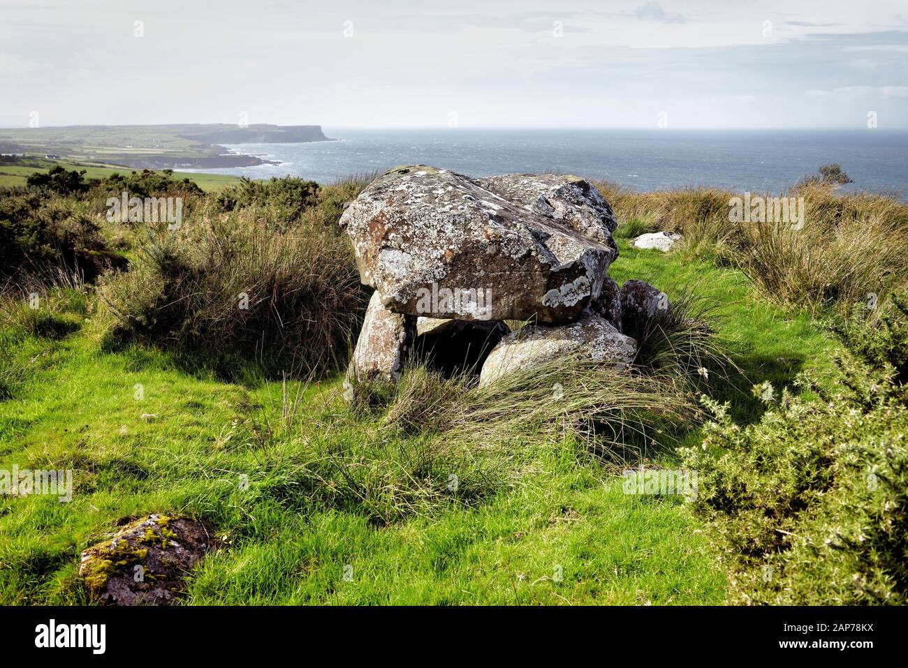 Freiliegende Kammer und Schlussstein der prähistorischen Grabstätte der Magheraboy Passage Mound oberhalb der White Park Bay. Alias The Druids Stone. Antrim, N. Ireland Stockfoto